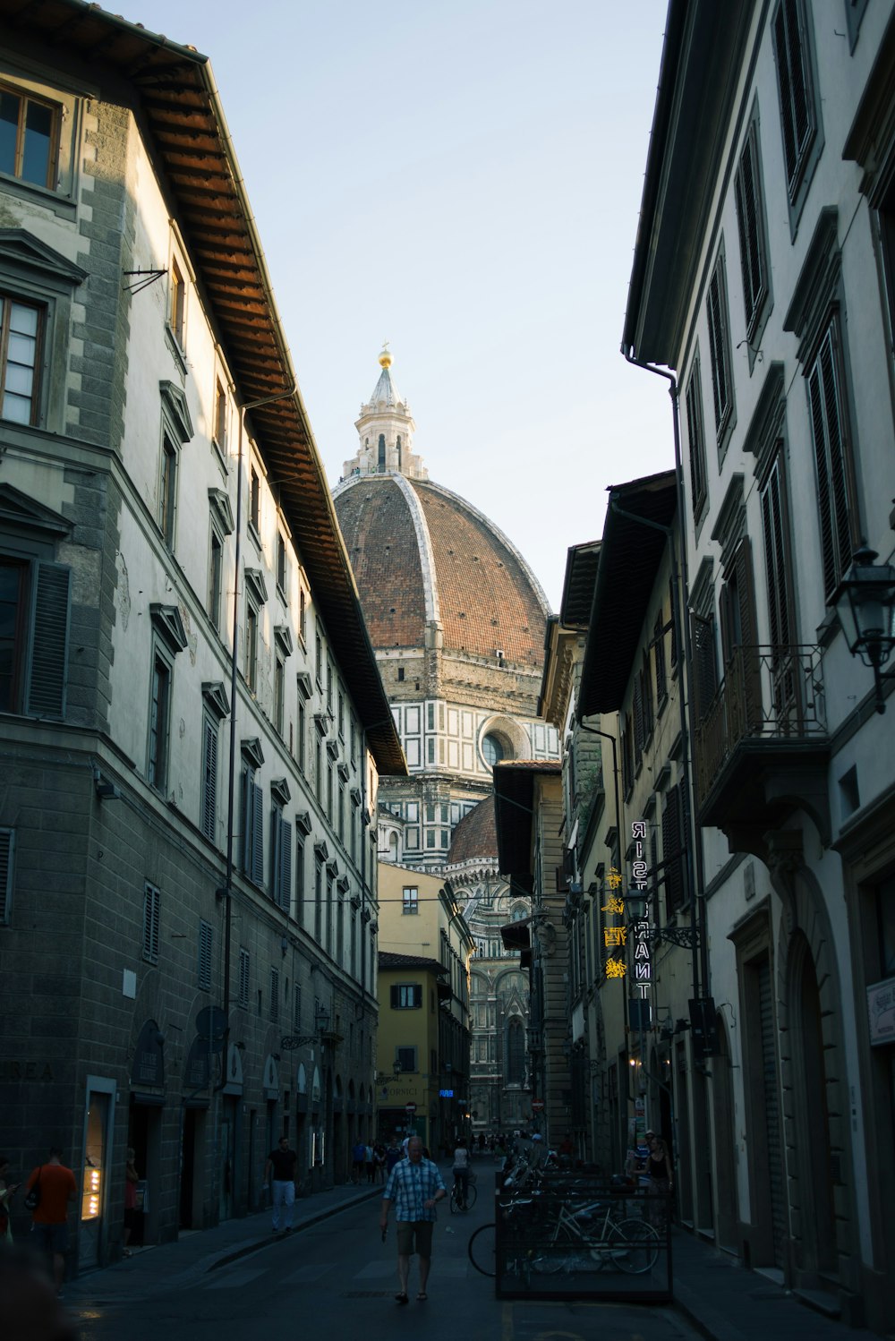 Vista della struttura a cupola dalla strada con le case