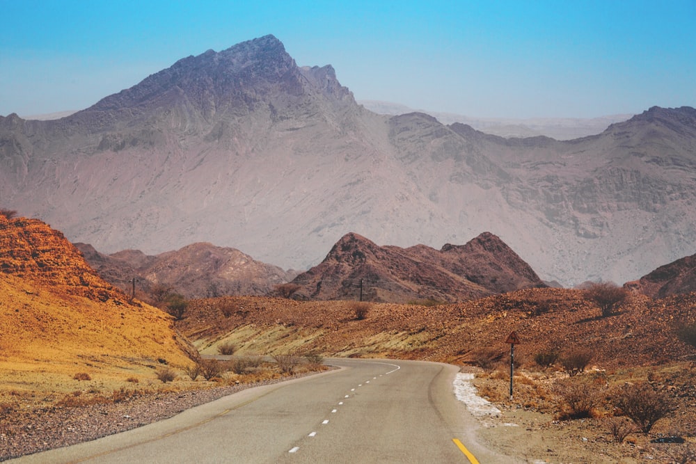 Carretera curva rodeada de montañas