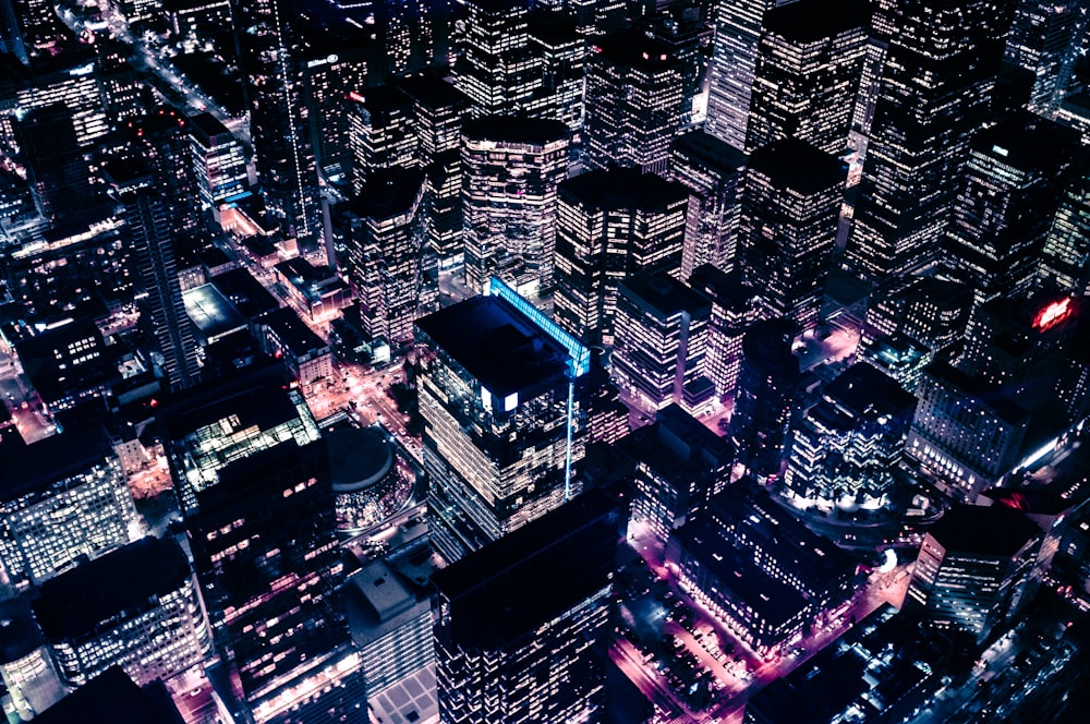 Blick aus der Vogelperspektive auf beleuchtete Hochhäuser