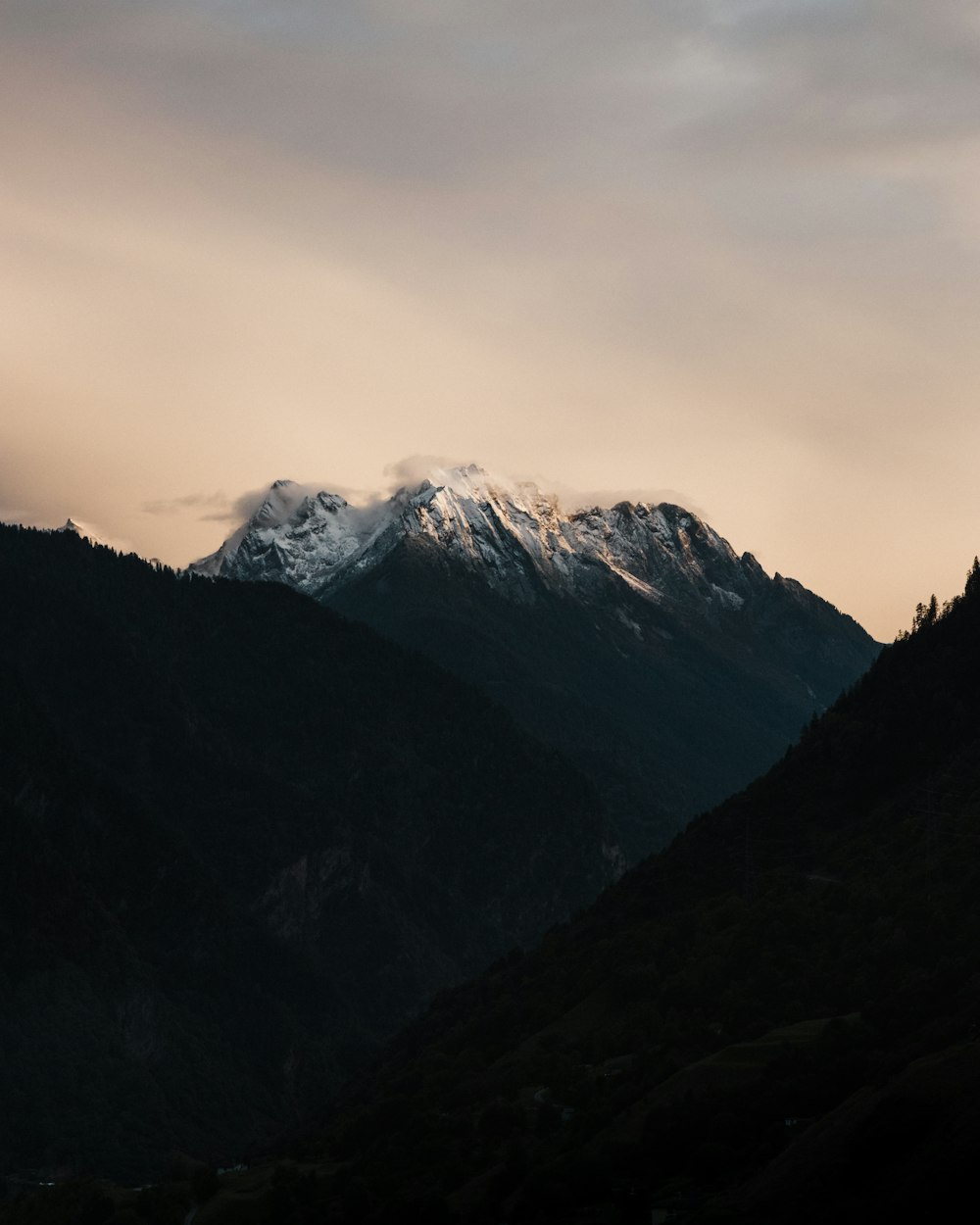 灰色の空の下の白と黒の山