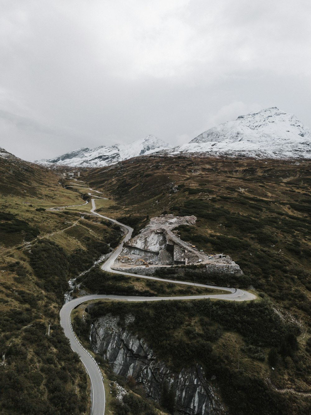 Camino ondulado en la montaña