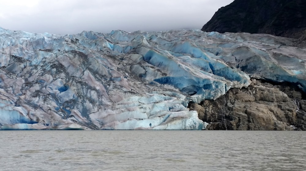 Cuerpo de agua cerca de la montaña durante el día