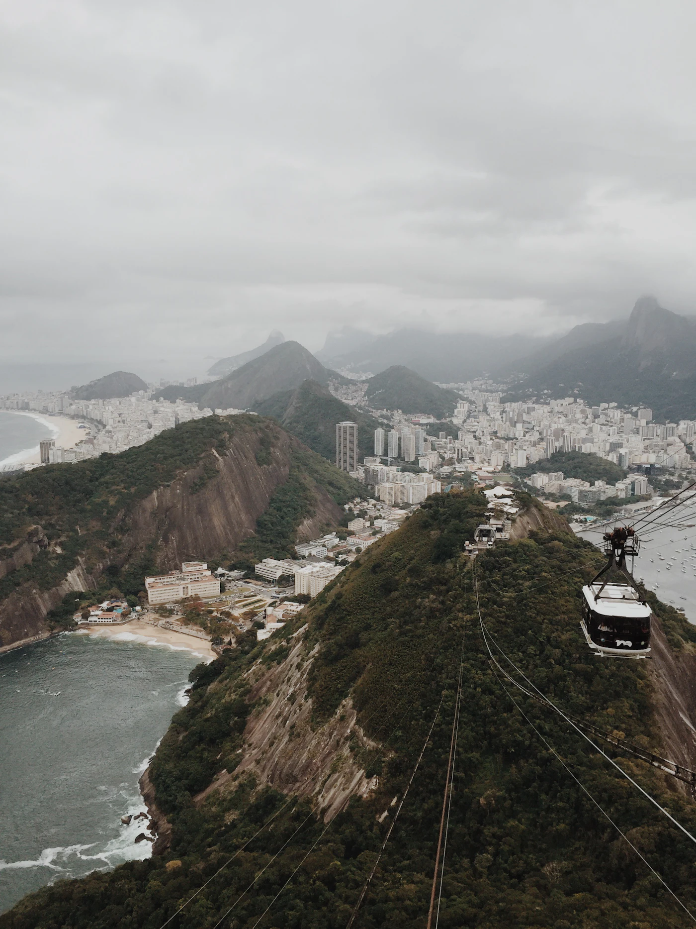 Bondinho del Pão de Açúcar sobre la bahía de Guanabara, Río de Janeiro, Brasil
