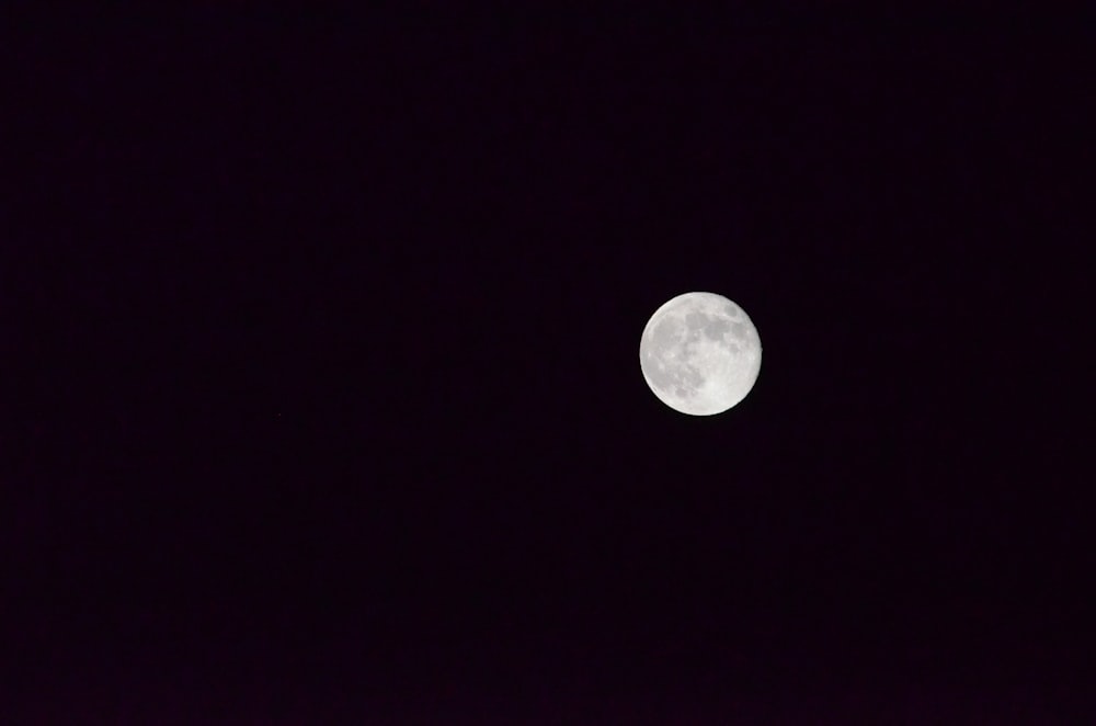 lua cheia durante o céu limpo