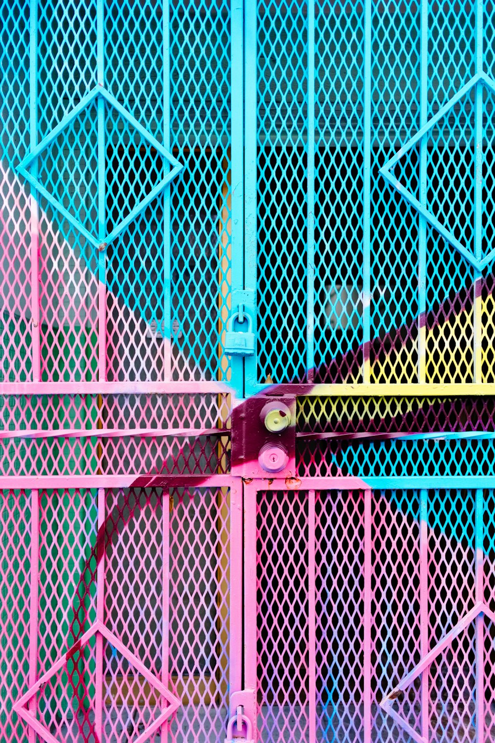 cancello in acciaio blu e rosa