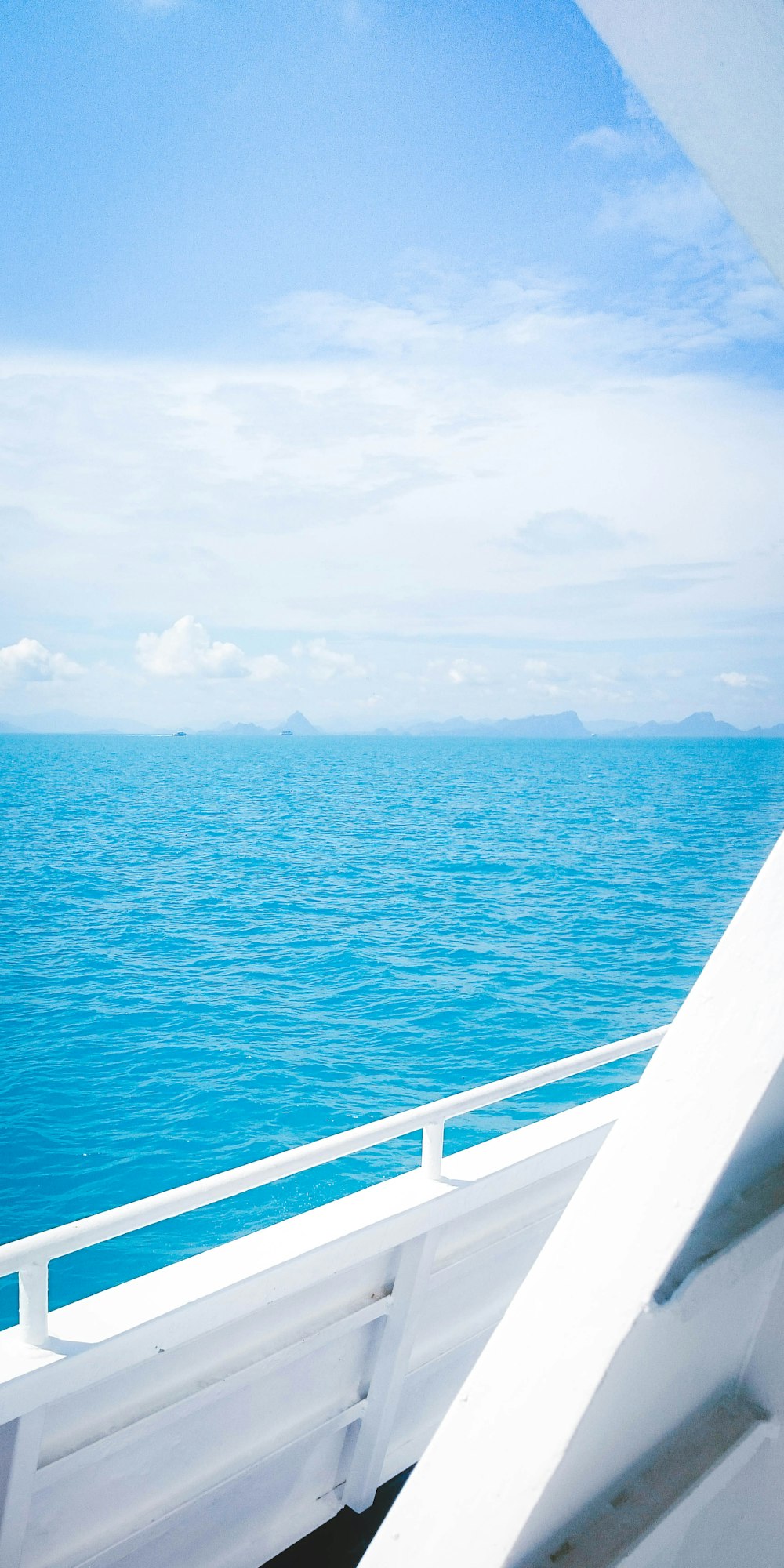 Bateau blanc voyageant sur l’océan pendant la journée