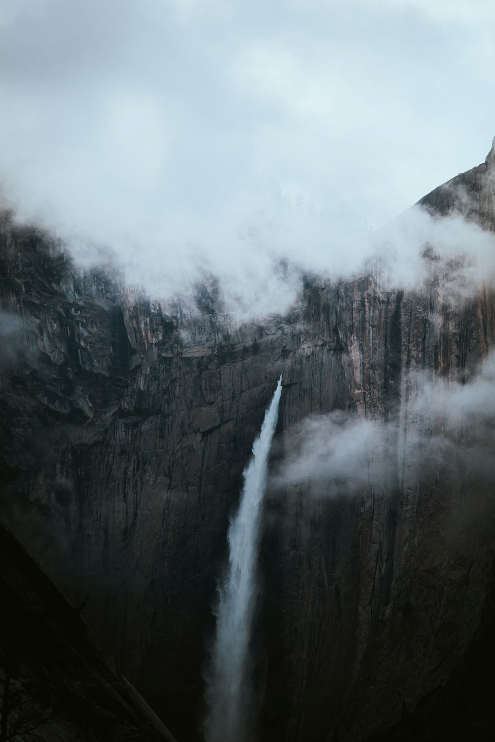 cascada bajo nubes blancas durante el día