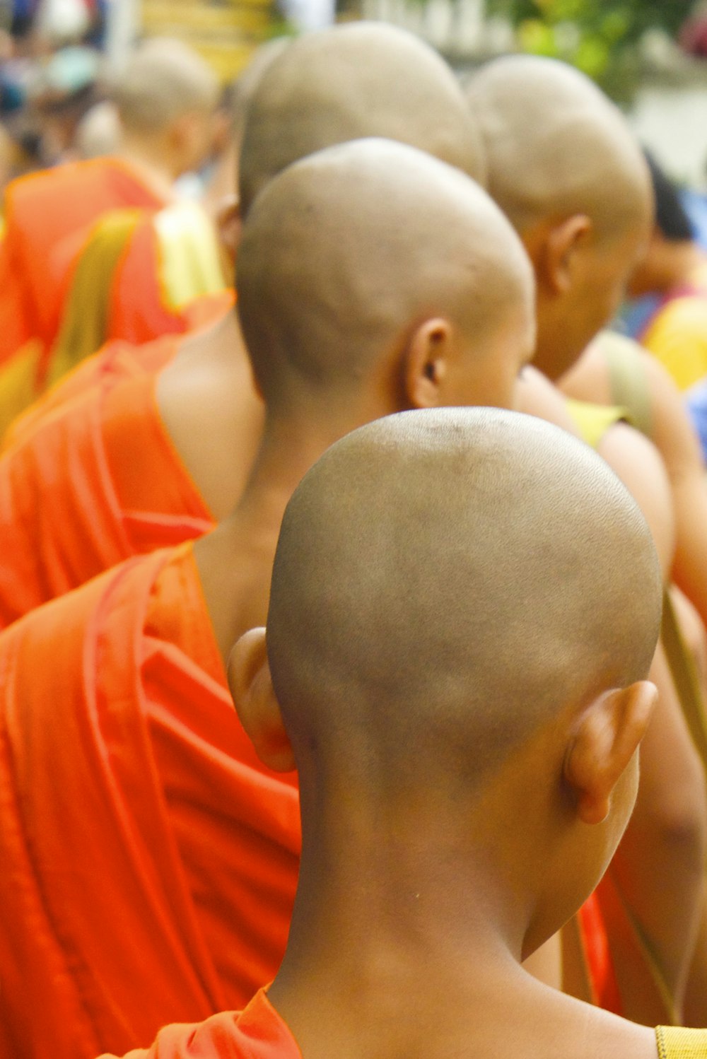 grupo de monges alinhando-se