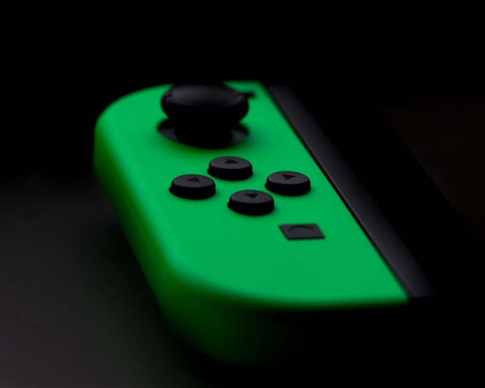 photographie en gros plan de la manette vert fluo de la Nintendo Switch