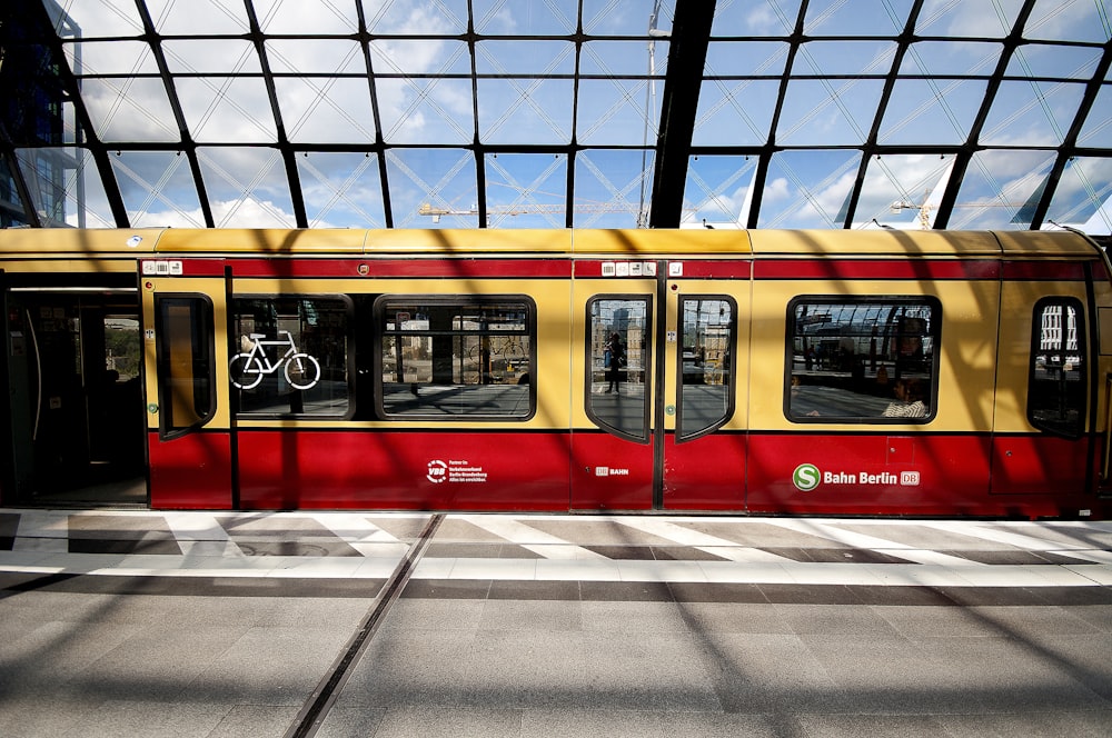 trenino giallo e rosso