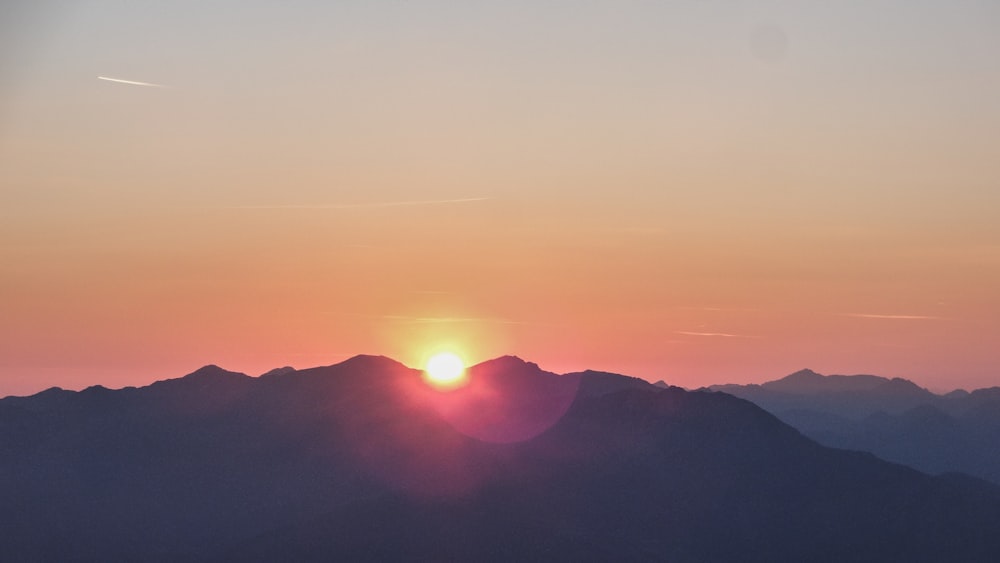 夜明けの山のシルエット写真