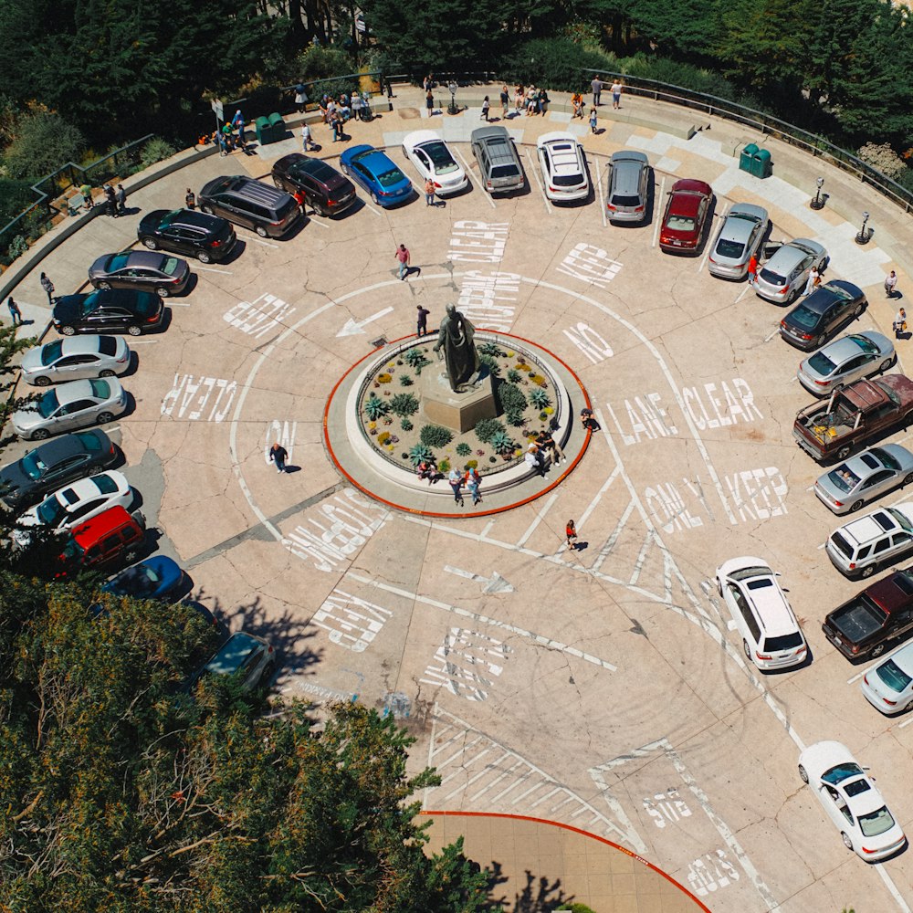 Fotografia a volo d'uccello di auto parcheggiate