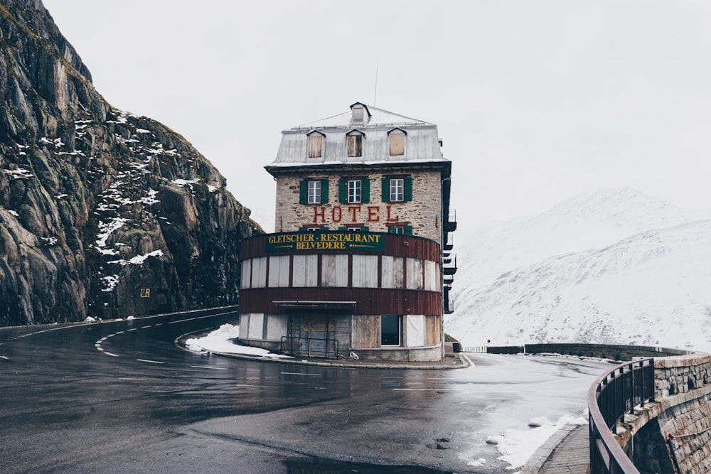 grigio e rosso Casa dell'hotel in mezzo alla strada