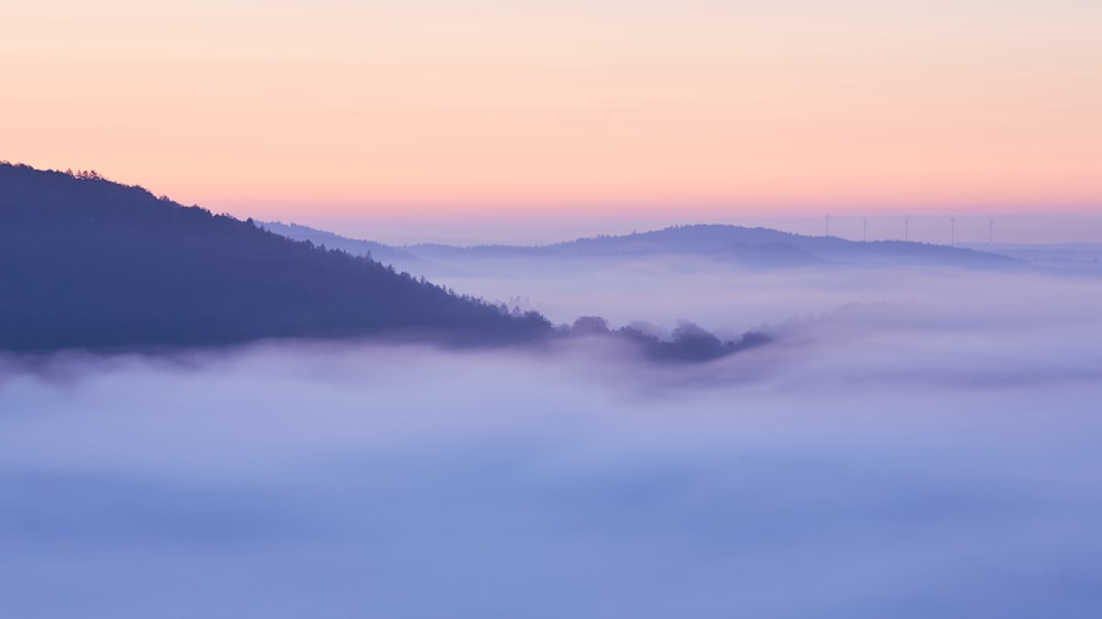 Luftaufnahme des mit Wolken bedeckten Berges