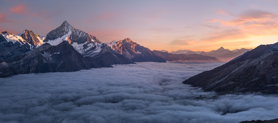Vue panoramique sur les montagnes de l'Atlas au Maroc avec végétation verte et ciel bleu