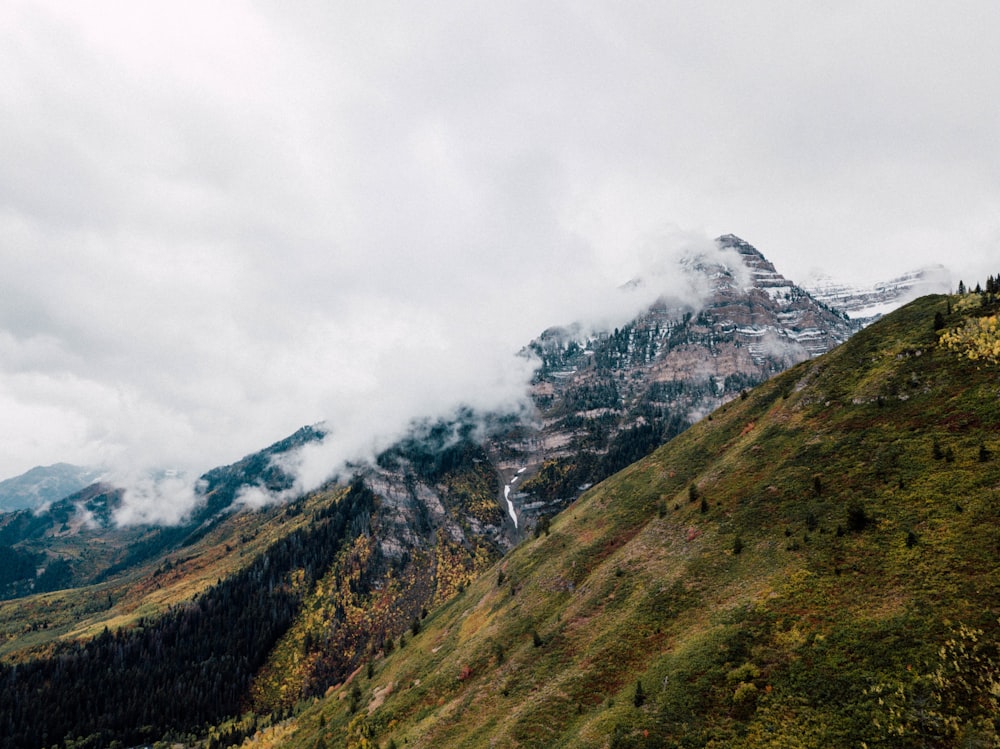 montagne marroni e nere sotto il cielo bianco durante il giorno