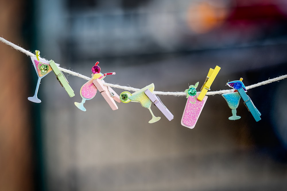 小さなおもちゃの飛行機が描かれた洗濯バサミの列