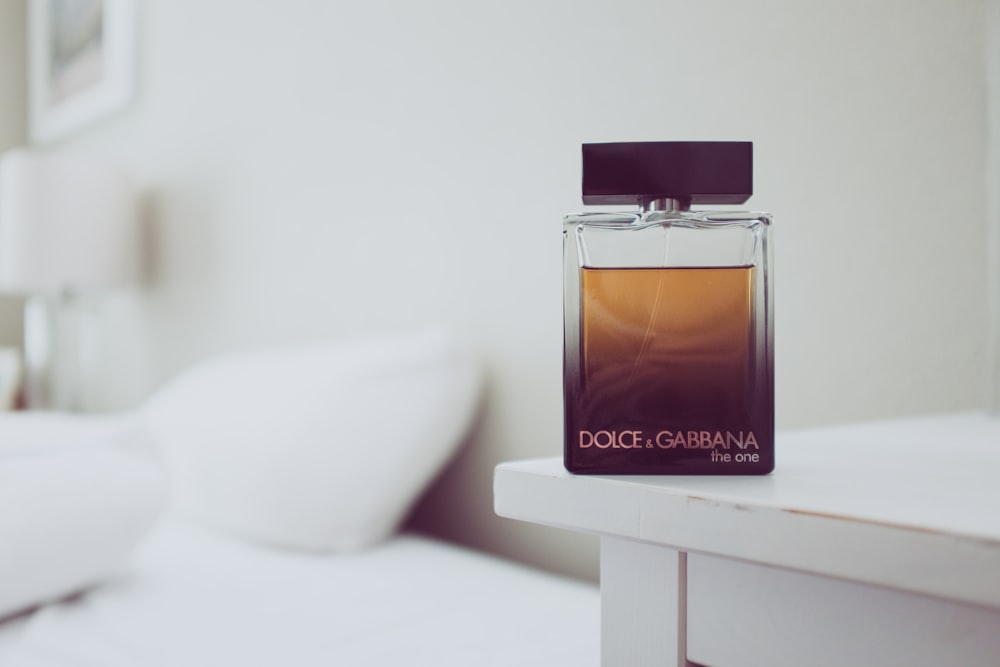 Flacone di profumo Dolce & Gabbana The One su tavolo di legno bianco