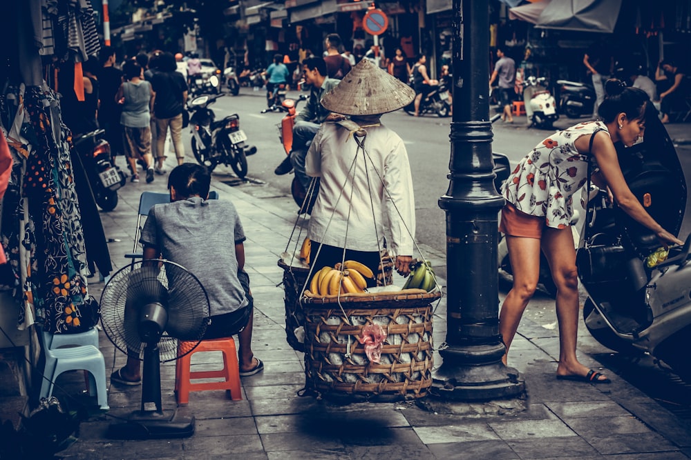 Persona que lleva cestas de frutas