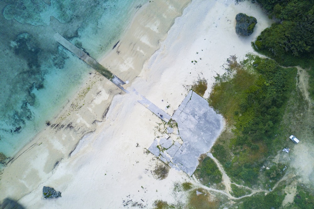 fotografia aérea do corpo d'água