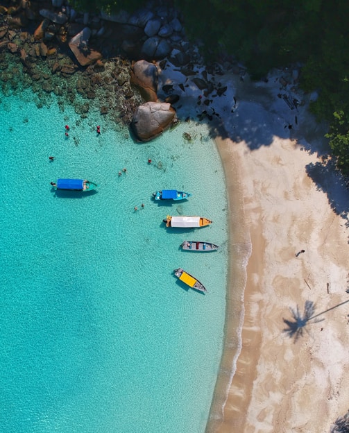 aerial view photography of boats on seashore