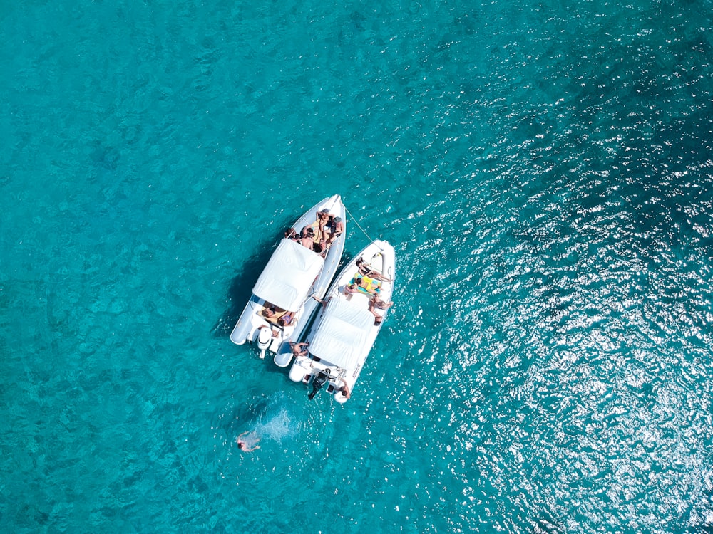 水域の上の2隻のボートの航空写真