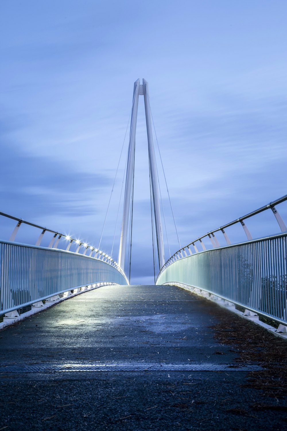 Foto del puente de metal gris