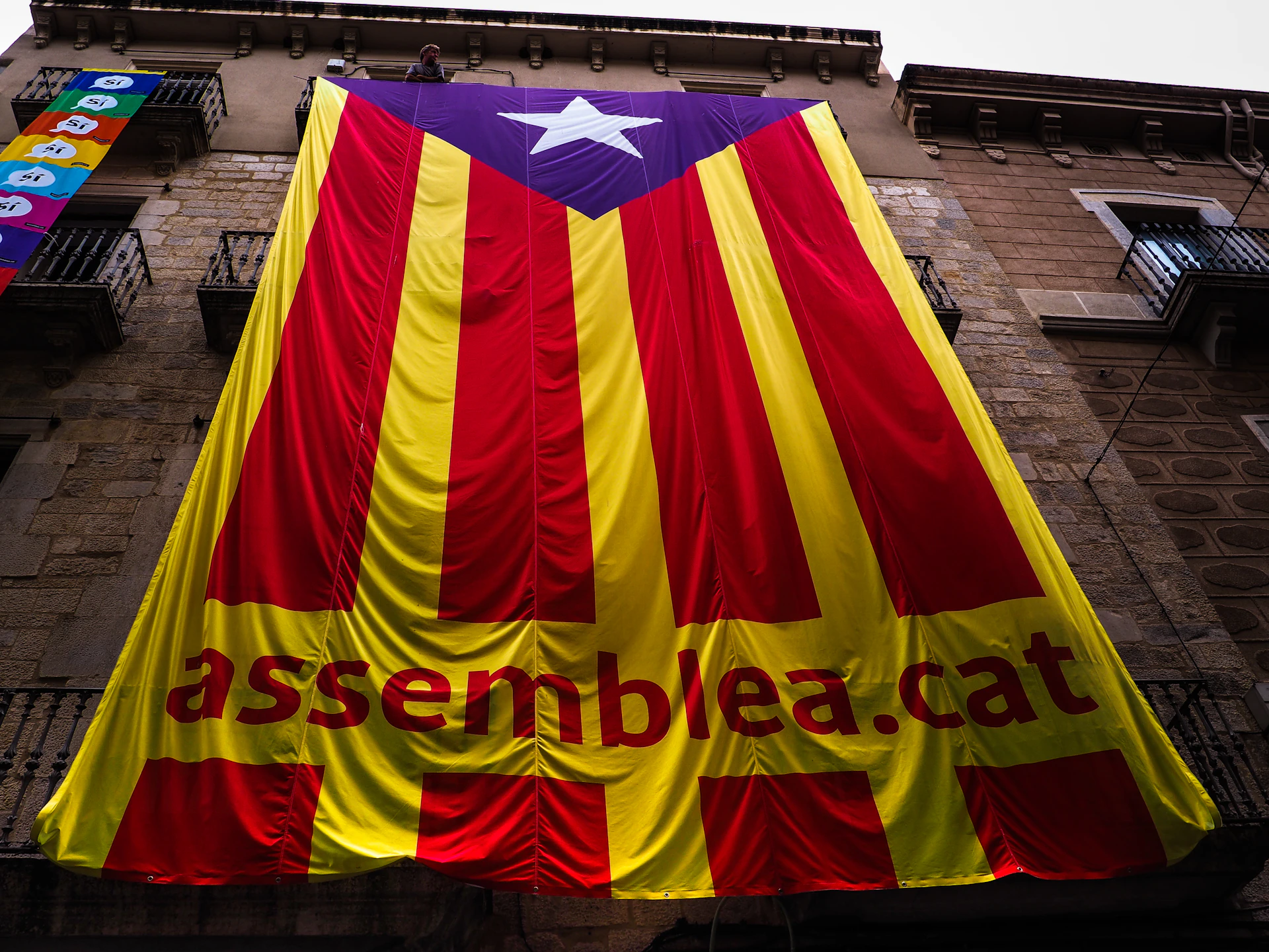 Close-up of the left side of the banner featuring a bold logo and the text: 'Las organizaciones líderes ya eligen a Legathea para elevar el nivel de cumplimiento normativo y resiliencia digital.'