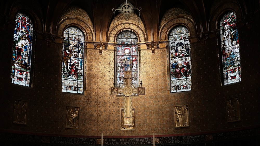 Braunes Kreuz an Kirchenwand montiert
