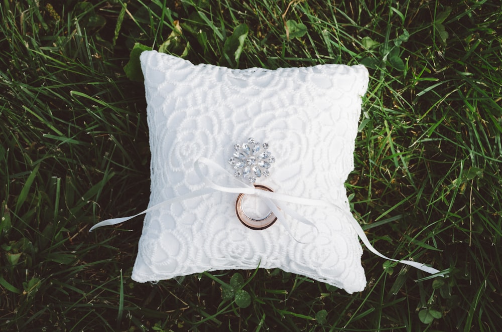 almohada de tela blanca sobre hierba