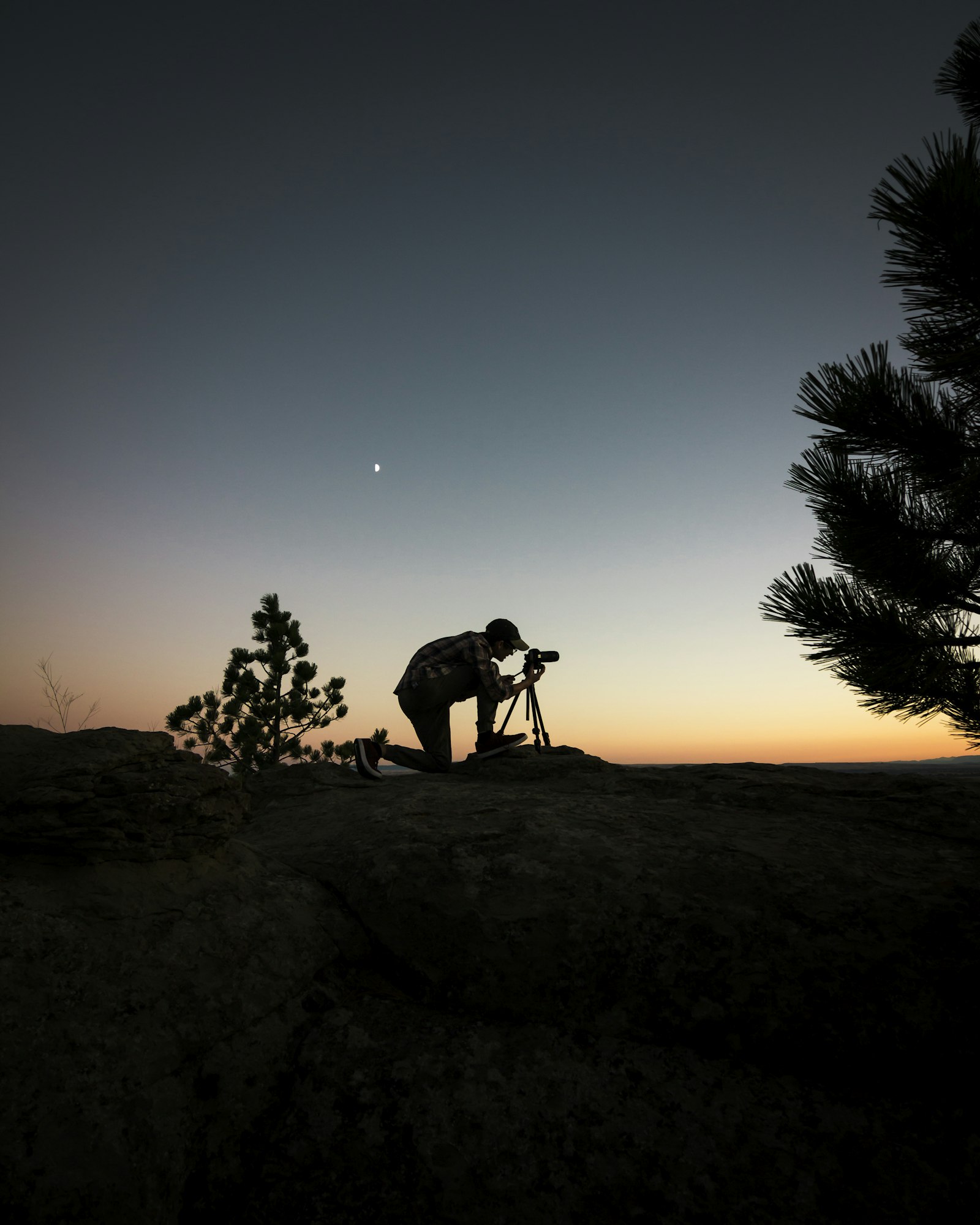 Canon EOS 70D + Tokina AT-X Pro 11-16mm F2.8 DX sample photo. Silhouette photography of man photography