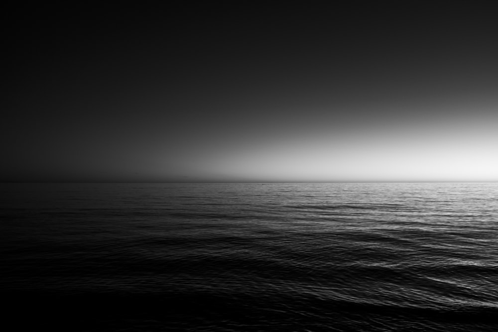 회색조 사진 바다
