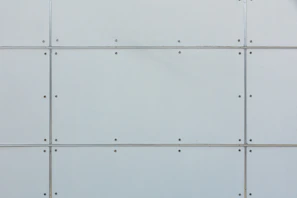 Close-up of a sleek aluminum wallframe highlighting its brushed texture and sharp corners