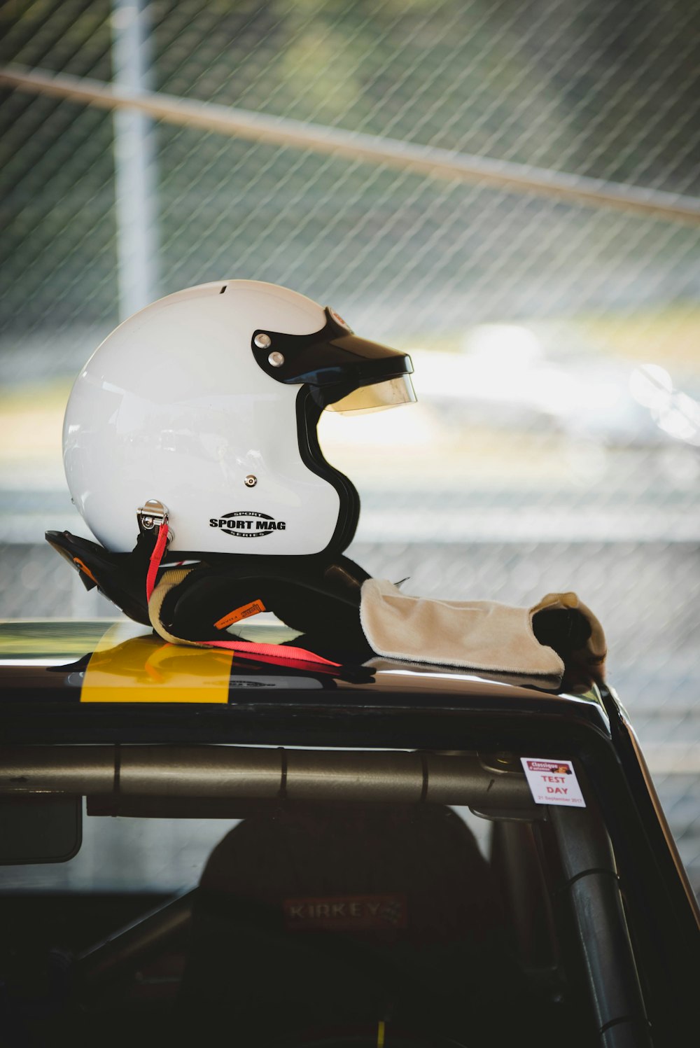 Weißer Half-Face-Helm auf dem Fahrzeugdach