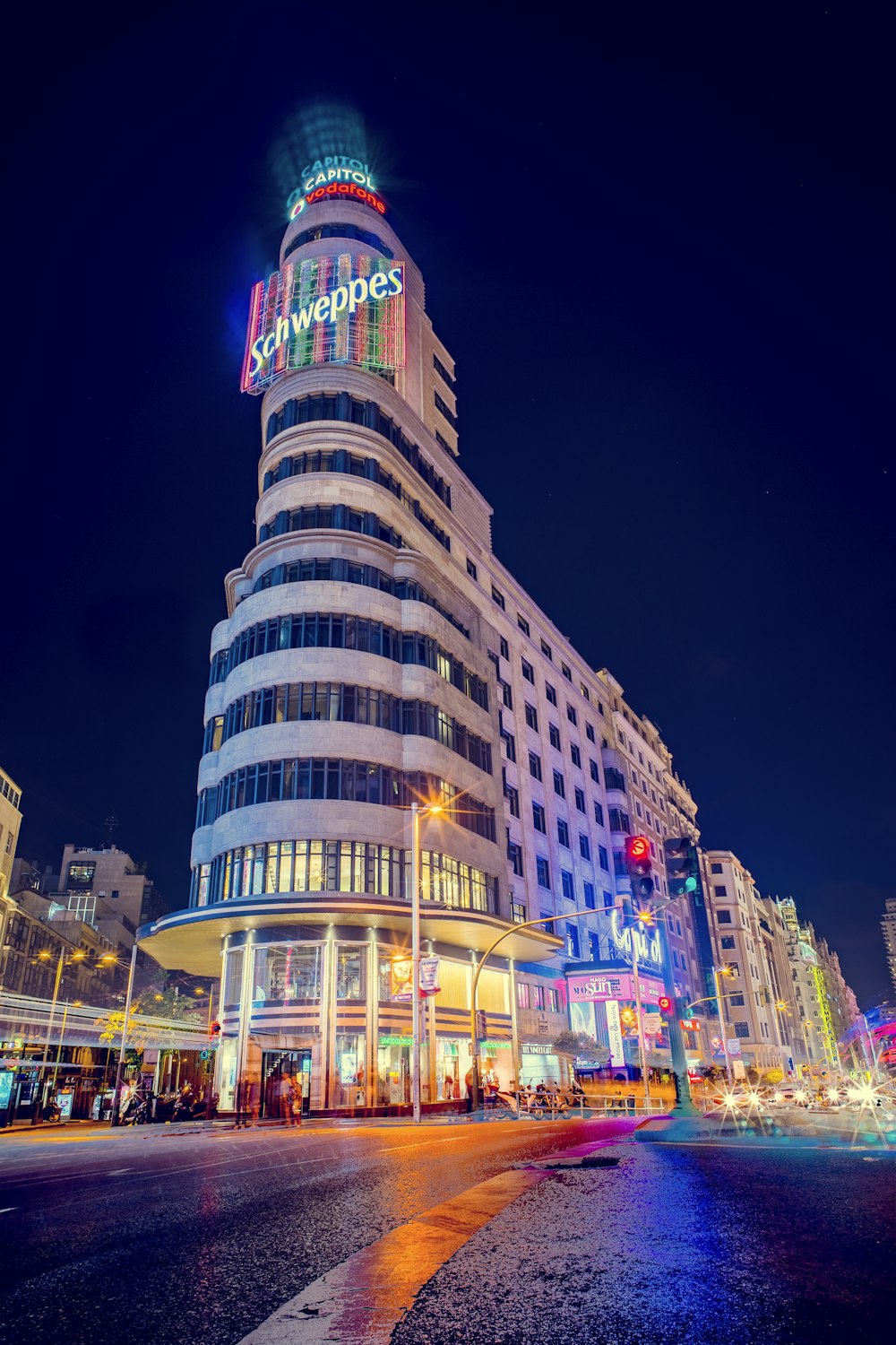 gris Schweppes bâtiment allume les lumières pendant la nuit