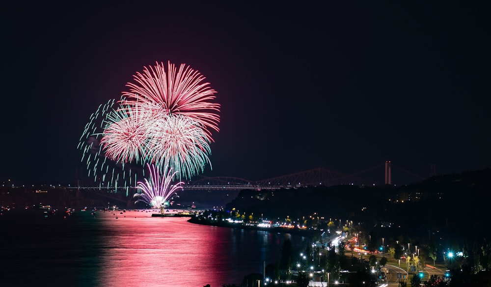 Espectáculo de fuegos artificiales durante el día