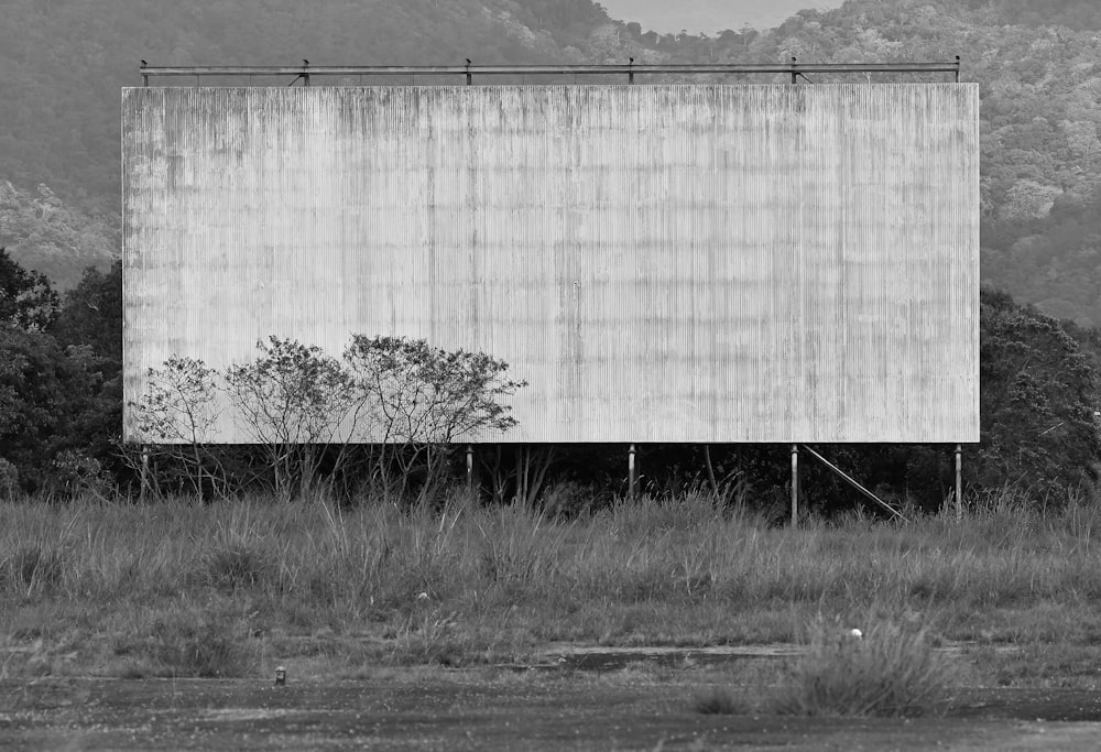 Photographie en niveaux de gris d’un panneau d’affichage