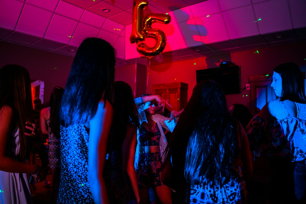 Soirée d'anniversaire dansante avec jeux de lumières, DJ professionnel dans le Var