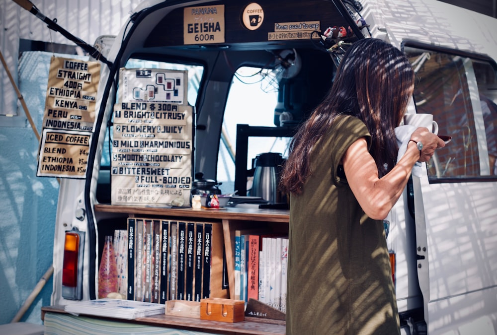 femme portant une tasse en céramique