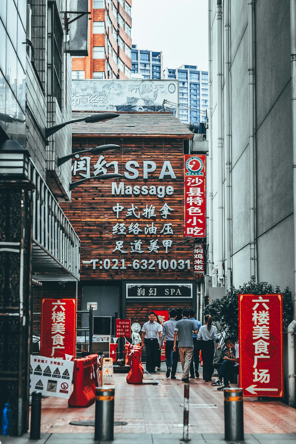 스파 파사드에 서 있는 사람들의 그룹