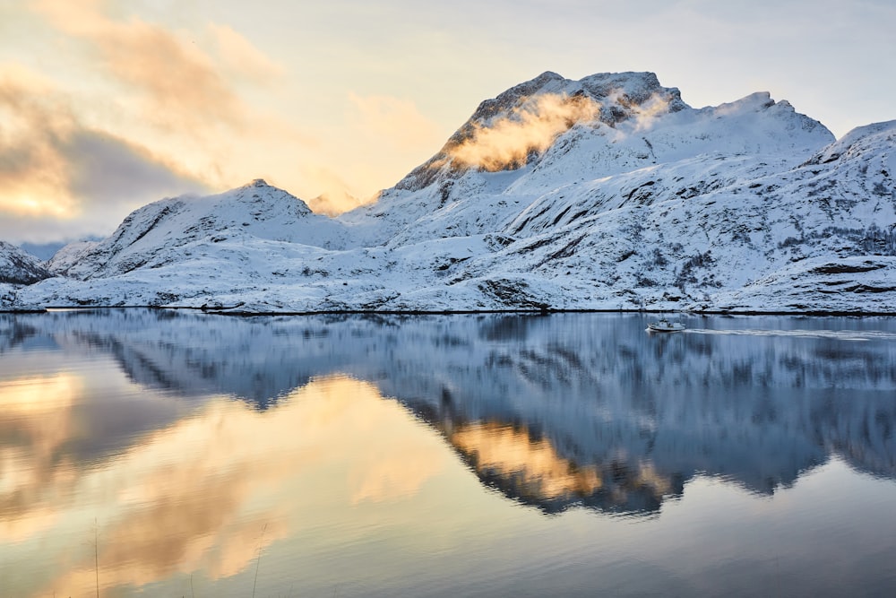 montaña con nieve y reflejo en el agua