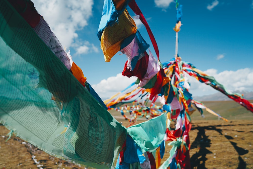 Textiles de colores variados cuelgan bajo un cielo azul claro durante el día