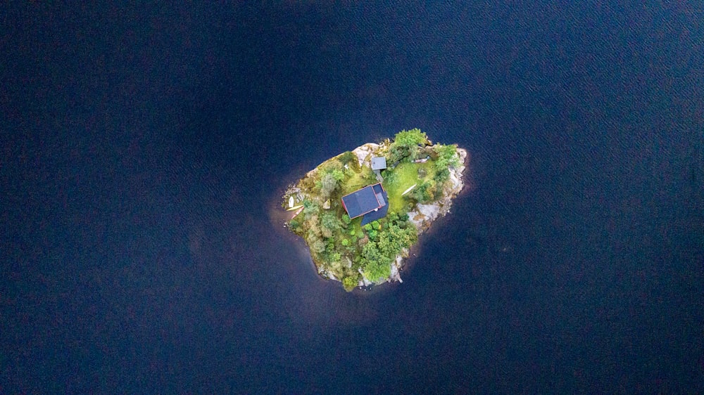 島の真ん中にある青い建物の航空写真
