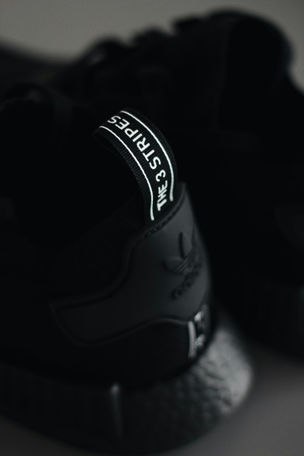 photographie de mise au point sélective de la chaussure Adidas NMD