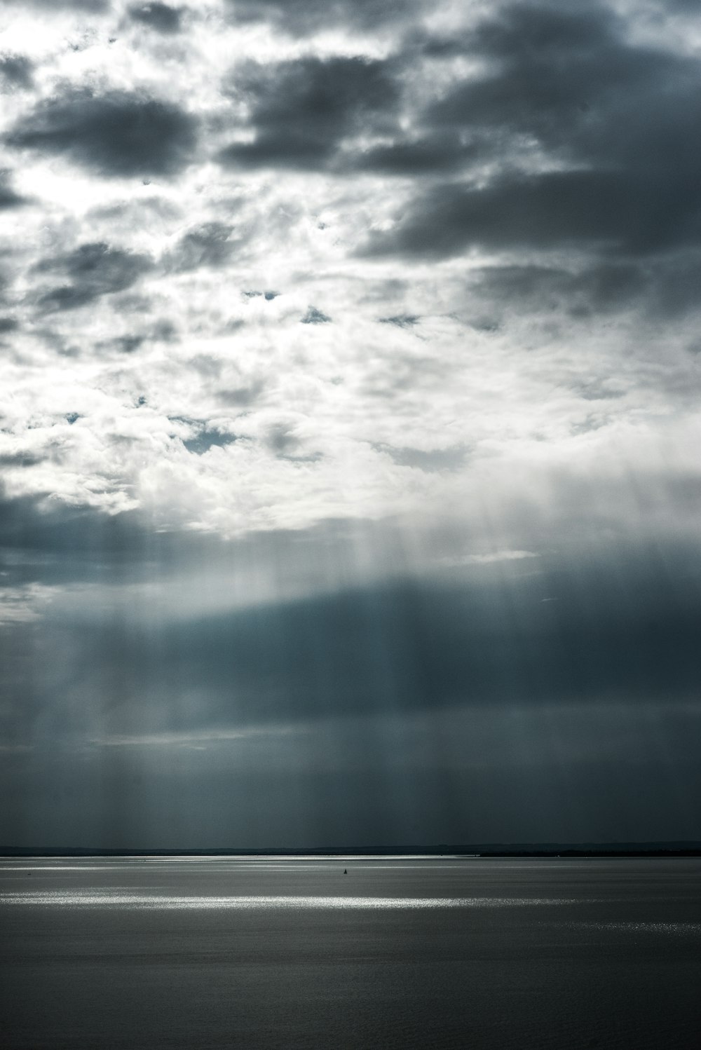 Vista del cielo gris nublado