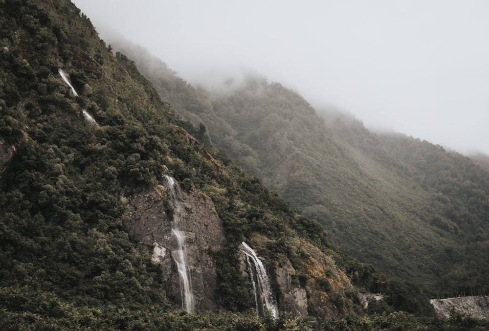 cachoeira tirada durante o dia