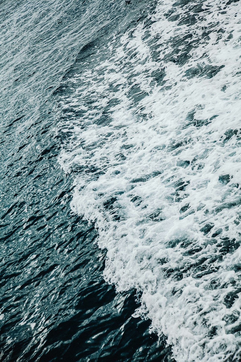 Onde dell'oceano che si infrangono sulla riva durante il giorno