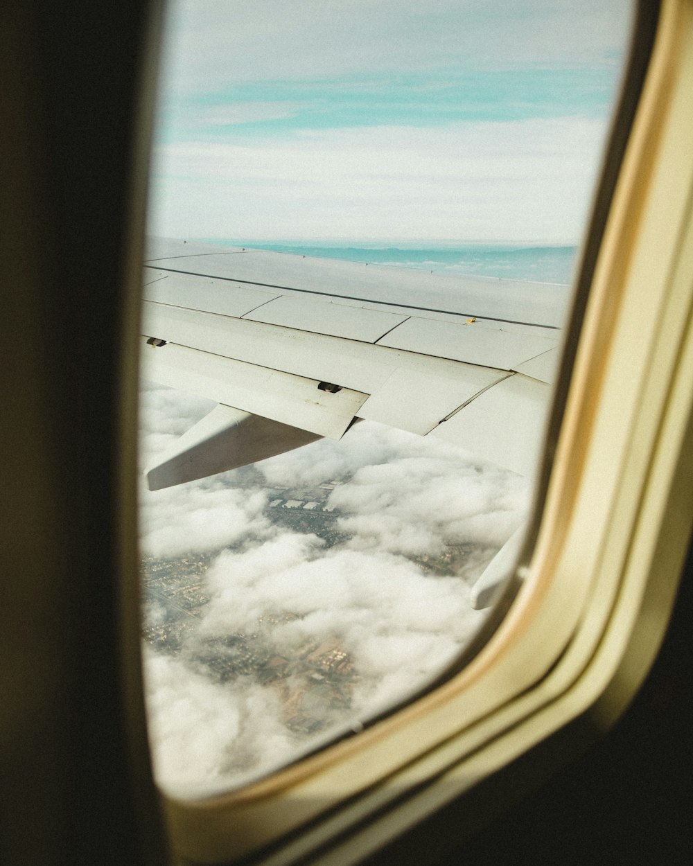 Aile d’avion de ligne vue de l’intérieur