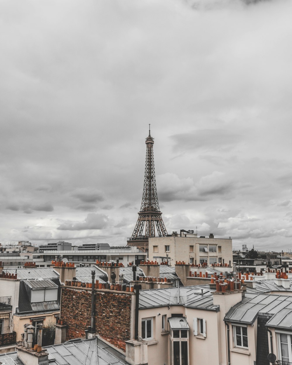 Torre Eiffel bajo nubes grises