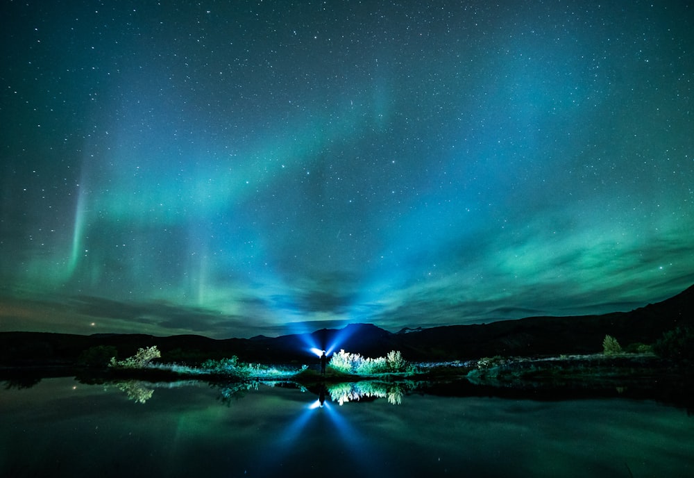 grüne Aurora leuchtet über dem Gewässer